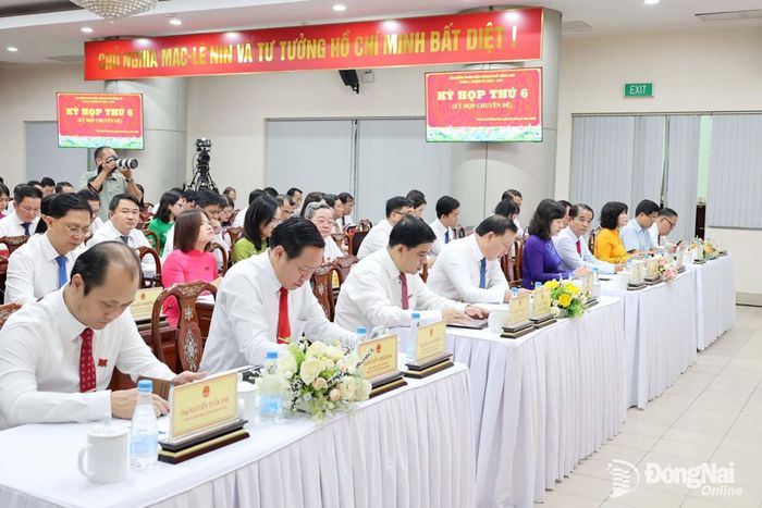 Các đồng chí lãnh đạo thành phố tham dự kỳ họp. Ảnh: Hồ Thảo