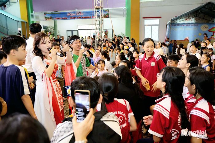 Các em thiếu nhi phường Xuân Lộc tham gia Đêm hội trăng rằm năm 2026.