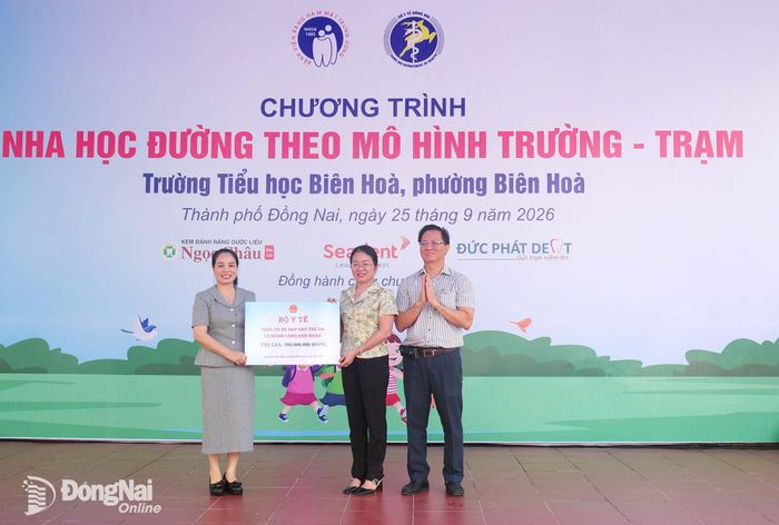 Giám đốc Sở Y tế Đỗ Thị Nguyên đại diện Bộ Y tế tặng 170 xe đạp cho học sinh Đồng Nai. Ảnh: Hạnh Dung