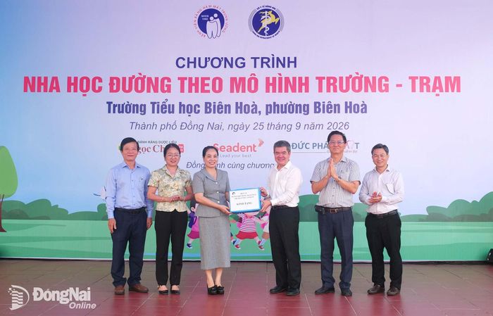 Lãnh đạo Bệnh viện Răng Hàm Mặt Trung ương Thành phố Hồ Chí Minh tặng bộ tài liệu đào tạo nhân lực y tế cho Sở Y tế Đồng Nai. Ảnh: Hạnh Dung