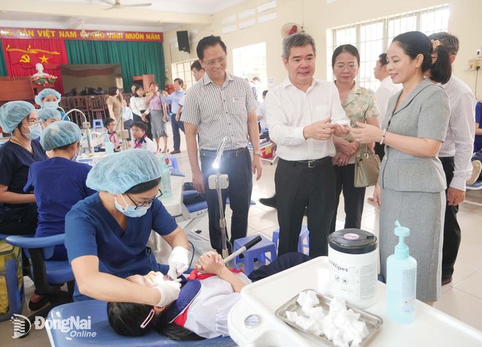 Lãnh đạo Sở Y tế Đồng Nai và lãnh đạo Bệnh viện Răng Hàm Mặt Trung ương Thành phố Hồ Chí Minh tham quan khu khám, điều trị dự phòng bệnh lý răng miệng cho học sinh Trường tiểu học Biên Hòa. Ảnh: Hạnh Dung