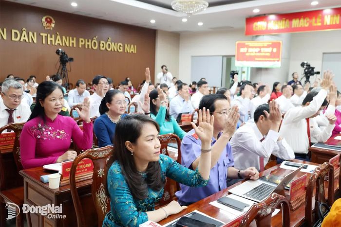 Các đại biểu biểu quyết thông qua nghị quyết tại kỳ họp. Ảnh: Hồ Thảo