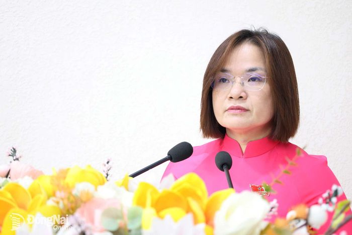 Ủy viên Ban Thường vụ Thành ủy, Giám đốc Sở Tài chính Trương Thị Hương Bình trình bày tờ trình của UBND thành phố tại kỳ họp. Ảnh: Hồ Thảo