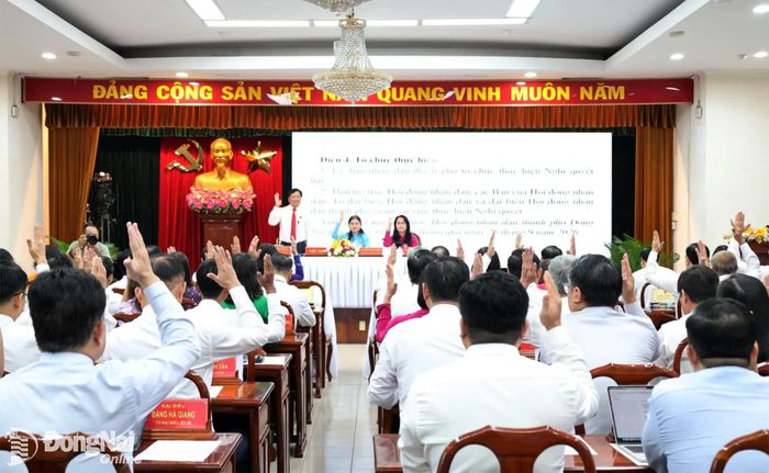 Các đại biểu biểu quyết thông qua nghị quyết kỳ họp. Ảnh: Hồ Thảo
