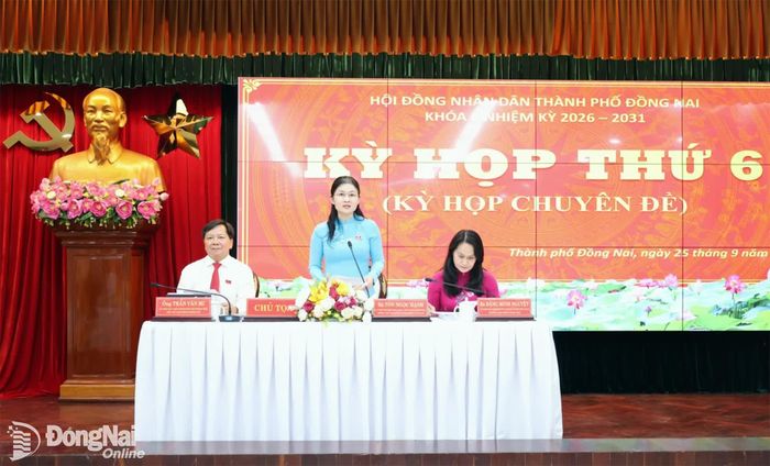 Ủy viên Trung ương Đảng, Phó Bí thư Thường trực Thành ủy, Chủ tịch HĐND thành phố Tôn Ngọc Hạnh điều hành phần thảo luận. Ảnh: Hồ Thảo