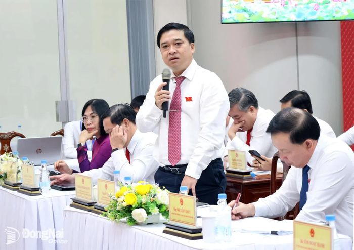 Thành ủy viên, Phó Chủ tịch UBND thành phố Hồ Văn Hà trao đổi thông tin một số vấn đề đại biểu quan tâm. Ảnh: Hồ Thảo