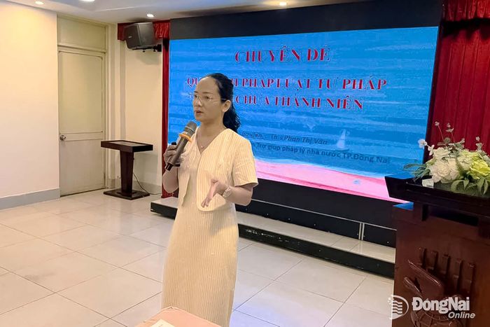 Bà Phan Thị Vân, Phó Giám đốc Trung tâm Trợ giúp pháp lý Nhà nước (Sở Tư pháp thành phố Đồng Nai) trình bày kỹ năng trợ giúp pháp lý cho người chưa thành niên. Ảnh: Viết Cường