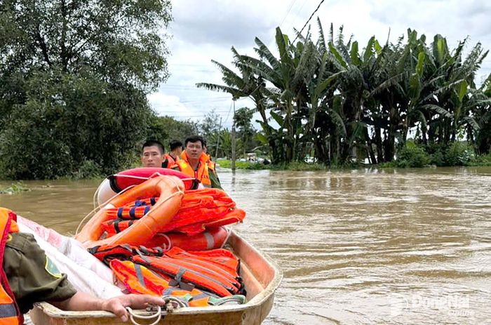 Cán bộ, chiến sĩ Công an xã Bình Minh đưa áo phao và phao tròn cứu sinh hỗ trợ người dân. Ảnh: CAX