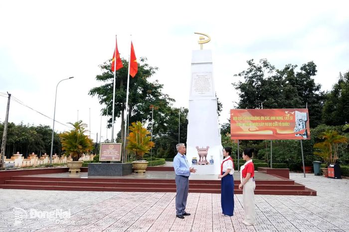 Ông Nguyễn Quang Vịnh chia sẻ những thông tin, câu chuyện lịch sử tại Di tích lịch sử cấp quốc gia Phú Riềng Đỏ, giúp hai MC và khán giả hiểu hơn về những đóng góp, sự hy sinh của các thế hệ đi trước. Ảnh: Tiến Dũng