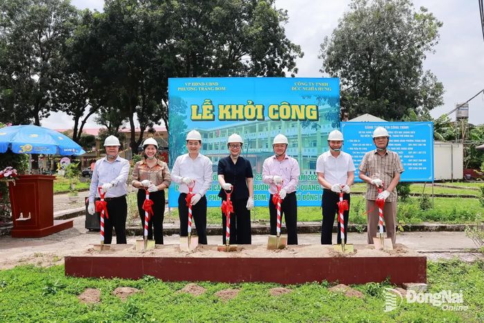 Các đại biểu thực hiện nghi thức khởi công Dự án Nâng cấp, cải tạo Trường tiểu học Trưng Vương, phường Trảng Bom. Ảnh: Thanh Toàn