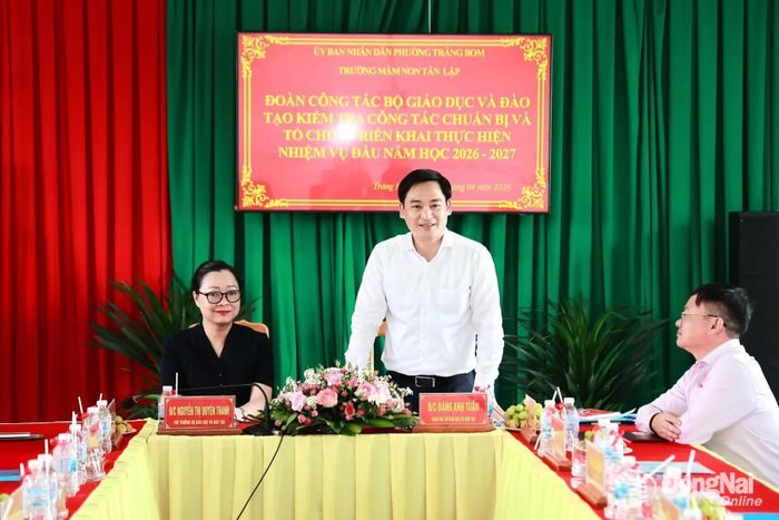 Giám đốc Sở Giáo dục và Đào tạo thành phố Đồng Nai Đặng Anh Tuấn báo cáo tại buổi làm việc. Ảnh: Thanh Toàn