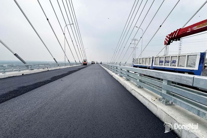 Trước đó, nhà thầu đã hoàn thành công tác thi công thảm bê tông nhựa mặt cầu Phước Khánh. Ảnh: Phạm Tùng
