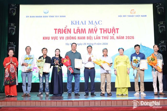 Hai tác giả của Đồng Nai gồm các giả Phạm Công Hoàng (thứ 2, từ trái qua) và Nguyễn Quang Hoàng (thứ 7, từ trái qua) được Ban tổ chức trao giải khuyến khích tại triển lãm. Ảnh: CTV
