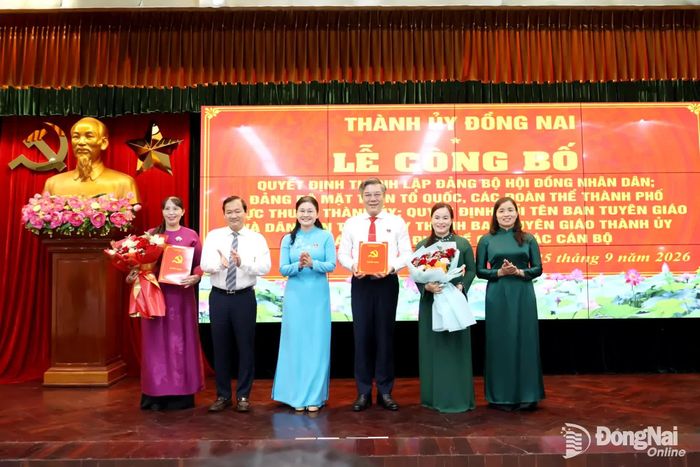 Đồng chí Tôn Ngọc Hạnh, Ủy viên Trung ương Đảng, Phó Bí thư Thường trực Thành ủy, Chủ tịch HĐND thành phố trao quyết định đổi tên Ban Tuyên giáo và Dân vận Thành ủy thành Ban Tuyên giáo Thành ủy và trao quyết định về công tác cán bộ. Ảnh: Phương Hằng