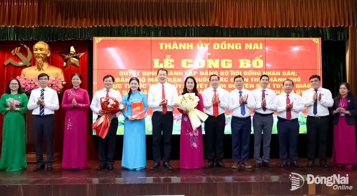 Đồng chí Vũ Hồng Văn, Ủy viên Trung ương Đảng, Bí thư Thành ủy, Trưởng đoàn Đại biểu Quốc hội thành phố trao quyết định và chúc mừng thành lập Đảng bộ HĐND thành phố Đồng Nai. Ảnh: Phương Hằng