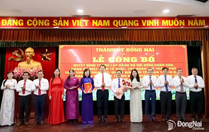 Đồng chí Vũ Hồng Văn, Ủy viên Trung ương Đảng, Bí thư Thành ủy, Trưởng đoàn Đại biểu Quốc hội thành phố trao quyết định và chúc mừng thành lập Đảng bộ MTTQ, các đoàn thể thành phố Đồng Nai. Ảnh: Phương Hằng