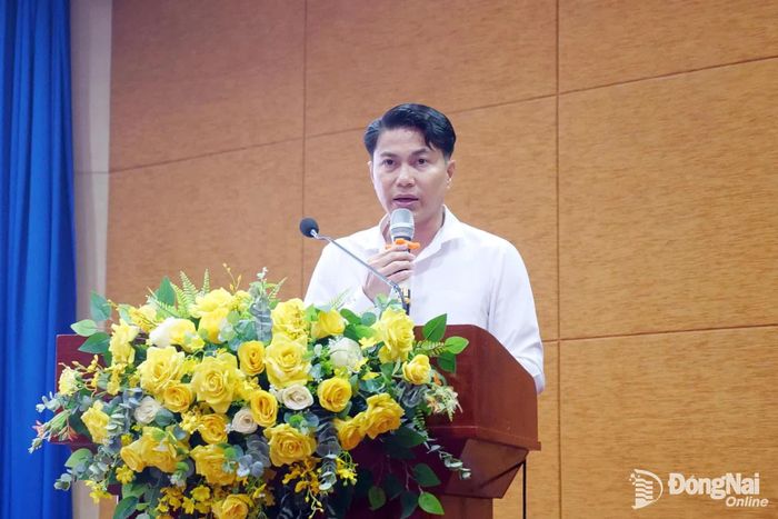 Thạc sĩ, bác sĩ Nguyễn Minh Đức, Phụ trách Trạm Y tế phường Đồng Xoài chia sẻ mô hình chăm sóc sức khỏe người cao tuổi tại trạm. Ảnh: Hạnh Dung