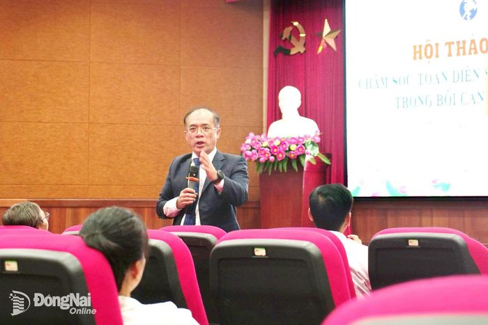 PGS.TS.BS Võ Thanh Toàn, Phó Giám đốc Bệnh viện Thống Nhất (Thành phố Hồ Chí Minh) trả lời câu hỏi của các bác sĩ tham gia hội thảo. Ảnh: Hạnh Dung