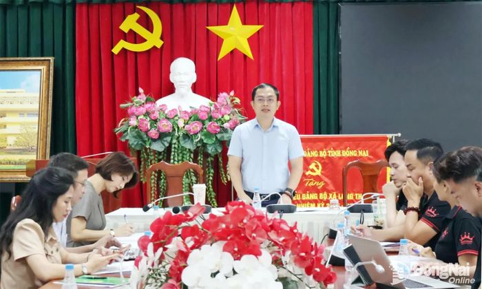 Phó Bí thư Đảng ủy, Chủ tịch UBND phường Long Thành Lê Hoàng Sơn chủ trì làm việc. Ảnh: Nguyệt Hà