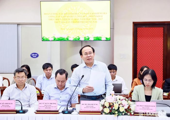 Phó Giám đốc Sở Nội vụ Hà Thanh Tùng làm rõ thêm những vấn đề liên quan đến công tác bố trí sắp xếp biên chế cho ngành. Ảnh: Công Nghĩa
