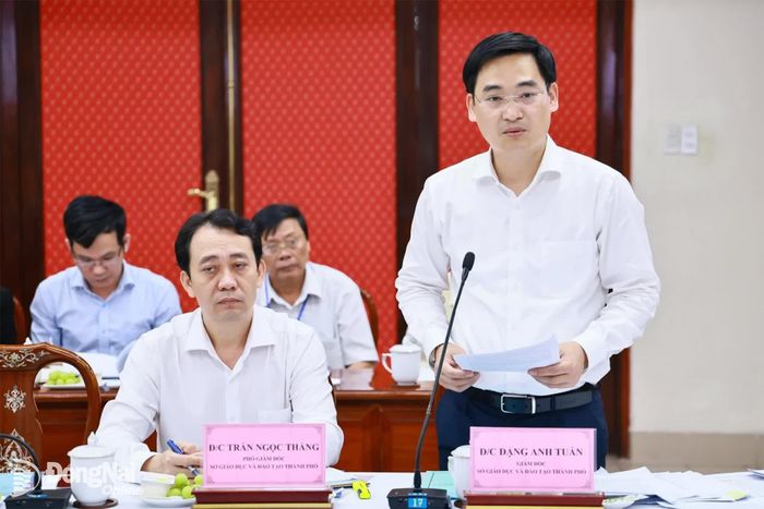 Giám đốc Sở Giáo dục và Đào tạo Đặng Anh Tuấn trình bày báo cáo tại buổi làm việc. Ảnh: Công Nghĩa