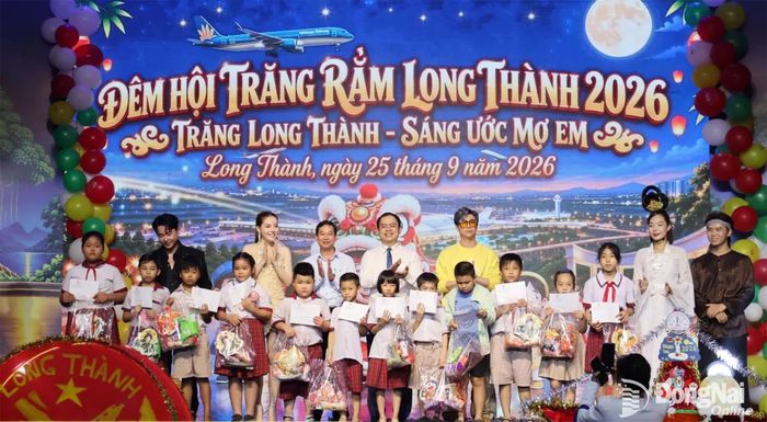Lãnh đạo phường Long Thành và các mạnh thường quân tặng học bổng cho học sinh trong đêm hội. Ảnh: Nguyệt Hà