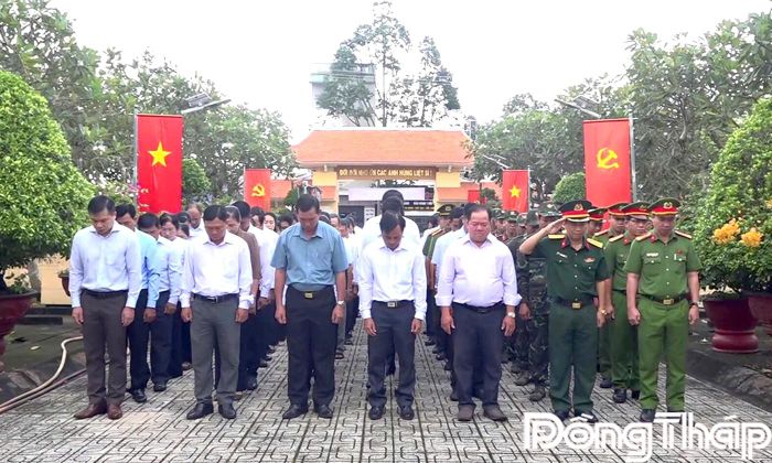 Ban Chỉ đạo 515 tỉnh cùng lãnh đạo các xã dành phút mặc niệm, tưởng nhớ và bày tỏ lòng biết ơn vô hạn đối với các Anh hùng liệt sĩ.