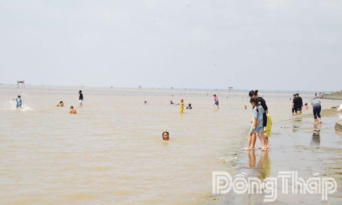 Biển Tân Thành thu hút du khách trong các dịp lễ, tết và cuối tuần.