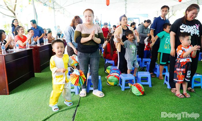 Các em tại Trung tâm Hỗ trợ phát triển giáo dục và hòa nhập tỉnh háo hức đón nhận quà trung thu.