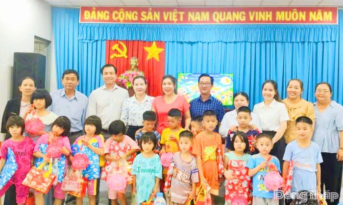 Trao quà trung thu cho trẻ em có hoàn cảnh đặc biệt tại Trung tâm Bảo trợ xã hội tỉnh.