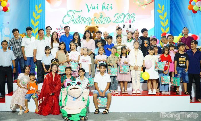 Lãnh đạo cơ quan Báo và phát thanh, truyền hình Đồng Tháp chụp ảnh lưu niệm cùng các bé.