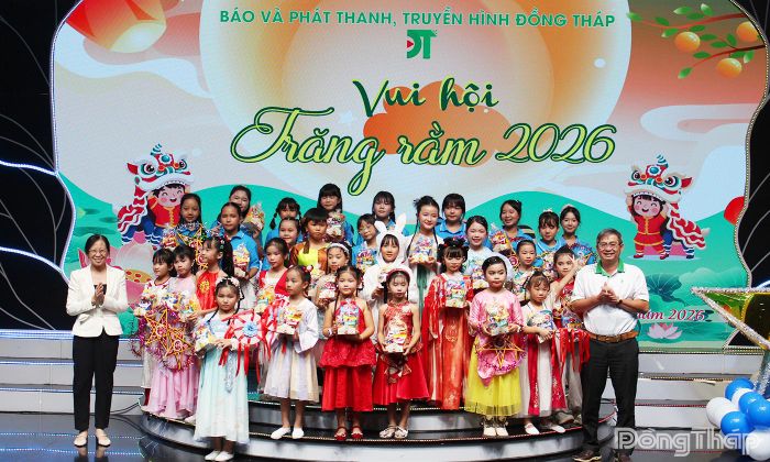 Lãnh đạo cơ quan Báo và phát thanh, truyền hình Đồng Tháp trao quà cho con em cán bộ, viên chức, lao động của đơn vị tại phường Cao Lãnh.