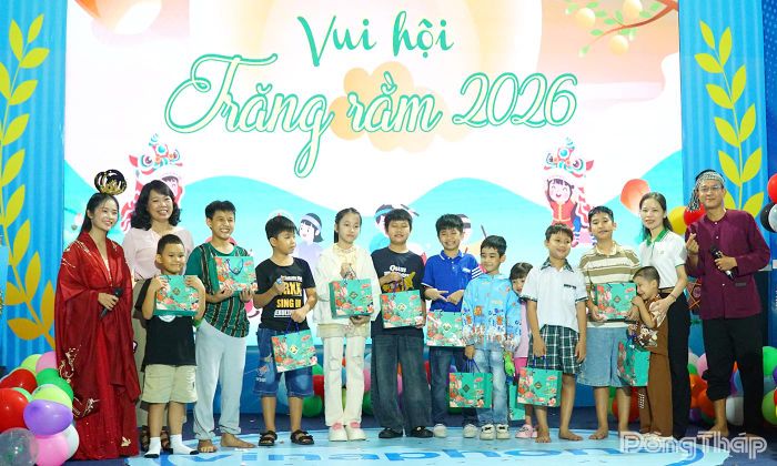 Lãnh đạo cơ quan Báo và phát thanh, truyền hình Đồng Tháp trao quà cho con em cán bộ, viên chức, lao động của đơn vị tại phường Đạo Thạnh.