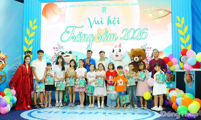 Trao quà cho con em cán bộ, viên chức, lao động của Báo và phát thanh, truyền hình Đồng Tháp tại phường Đạo Thạnh.