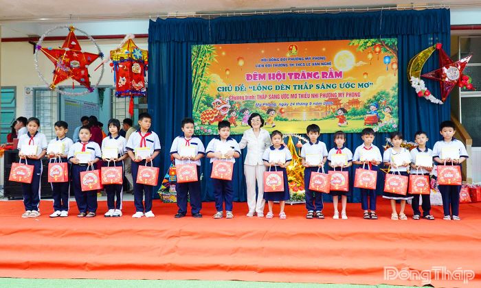 Chủ tịch Hội Khuyến học tỉnh Đồng Tháp Đồng Thị Bạch Tuyết trao học bổng và quà cho các em học sinh.