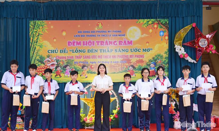 Đại diện Ngân hàng Agribank trao tặng học bổng cho các em học sinh có hoàn cảnh khó khăn.