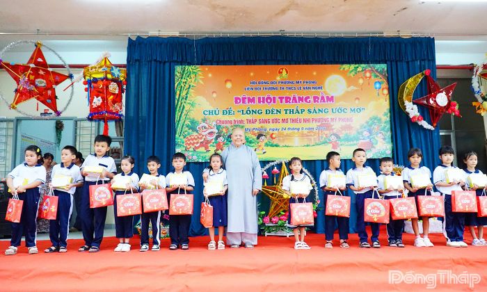 Ni trưởng Thích Nữ Tịnh Nghiêm - Trụ trì chùa Tịnh Nghiêm trao học bổng và quà cho các em học sinh.