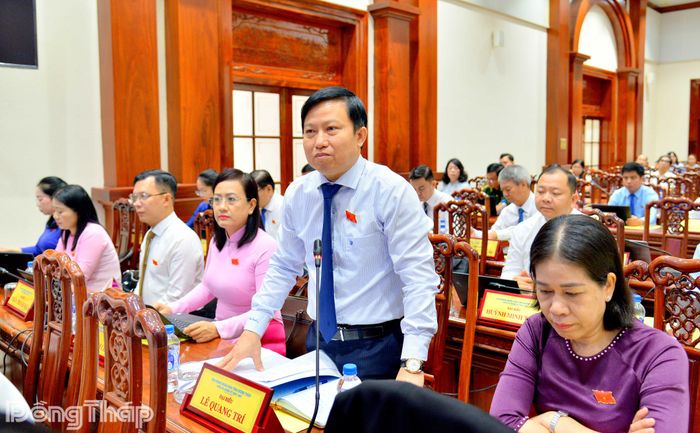 Đại biểu Lê Quang Trí, Giám đốc Sở Giáo dục và Đào tạo tỉnh phát biểu tại phiên giải trình