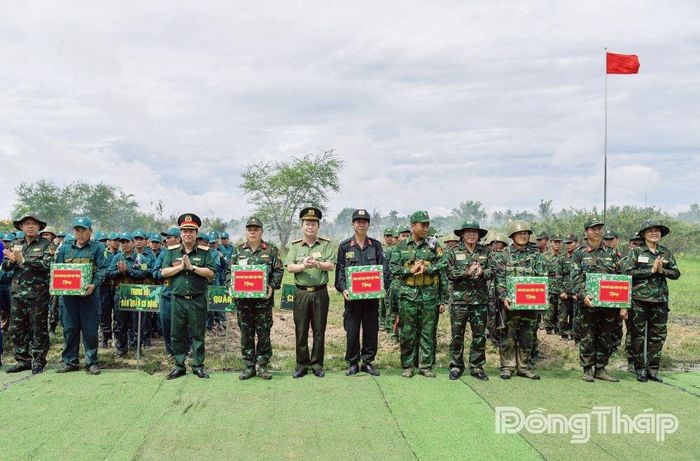 Ban Chỉ đạo diễn tập tỉnh Đồng Tháp trao thưởng các lực lượng trực tiếp tham gia thực binh.
