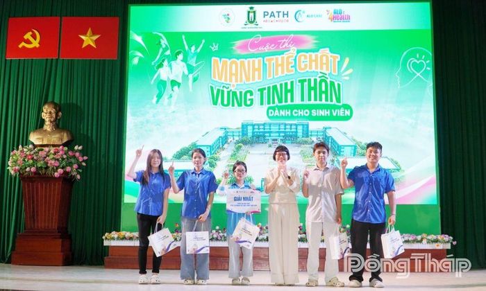 Đại diện Ban Tổ chức trao giải Nhất cho đội xuất sắc nhất Cuộc thi.