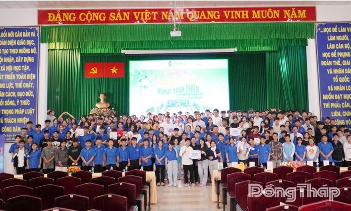 Ban Tổ chức và học sinh, sinh viên Trường Cao đẳng Đồng Tháp chụp ảnh lưu niệm tại Cuộc thi. 