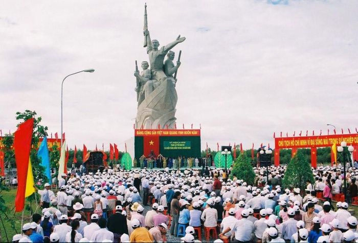 Khánh thành Tượng đài chiến thắng Giồng Thị Đam - Gò Quản Cung. Ảnh: baotang.dongthap.gov.vn