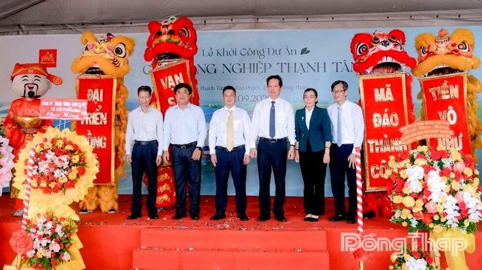 Lãnh đạo tỉnh Đồng Tháp cùng lãnh đạo Công ty TNHH Dịch vụ Thương mại Sản xuất Đại Ngân Sơn và lãnh đạo Đảng ủy, UBND xã Tân Phước 2 chụp ảnh lưu niệm tại Lễ khởi công.