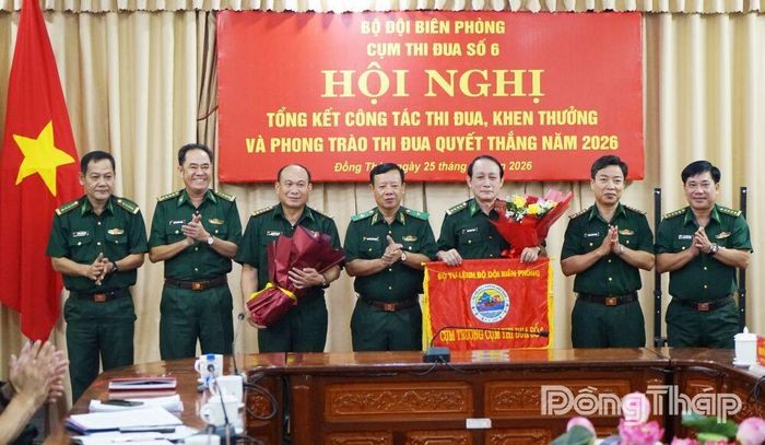 Thiếu tướng Nguyễn Đức Mạnh, Phó Tư lệnh Bộ đội Biên phòng (thứ 4 từ trái sang) trao Cờ đăng cai cụm trưởng Cụm thi đua số 6 Bộ đội Biên phòng cho Ban Chỉ huy Bộ đội Biên phòng tỉnh Vĩnh Long.       