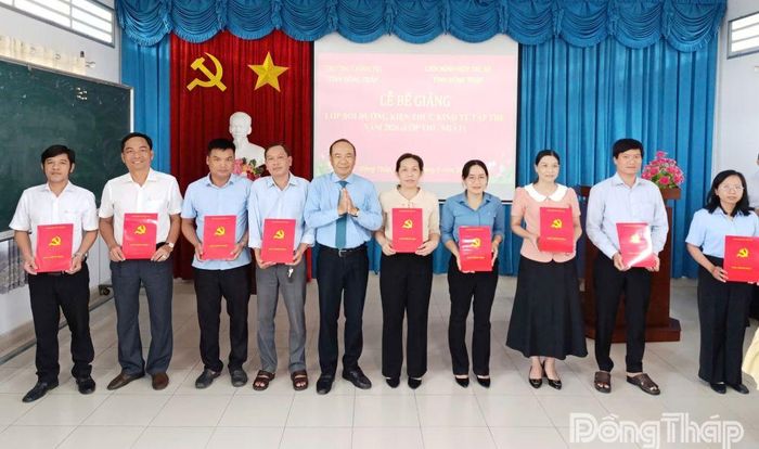 Phó Chủ tịch Liên minh Hợp tác xã tỉnh Đồng Tháp Lê Minh Khánh trao Giấy chứng nhận hoàn thành lớp học cho các học viên.