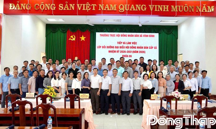 Học viên lớp Bồi dưỡng đại biểu HĐND cấp xã, giảng viên Trường Chính trị tỉnh cùng lãnh đạo xã Vĩnh Bình chụp ảnh lưu niệm