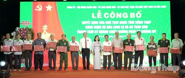 Lãnh đạo Đảng ủy, UBND xã Hòa Long trao Giấy khen cho các gia đình chính sách, người có công trên địa bàn xã Hòa Long. 