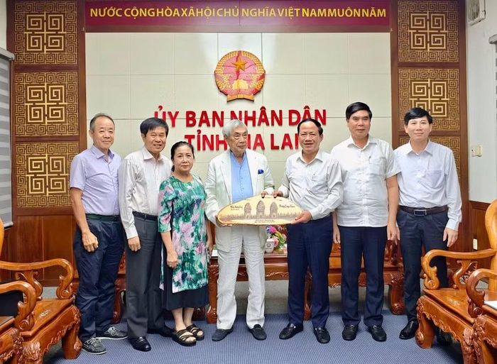  Chủ tịch UBND tỉnh Phạm Anh Tuấn (thứ 3 từ phải qua) trao quà lưu niệm cho Giáo sư Cổ Minh Đức và đoàn công tác. Ảnh: Dũng Nhân 