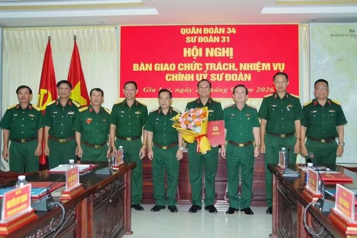 Lãnh đạo Quân đoàn 34 tặng hoa chúc mừng Đại tá Nguyễn Thế Hùng được điều động, bổ nhiệm giữ chức Chính ủy Sư đoàn 31. Ảnh: N.Hùng
