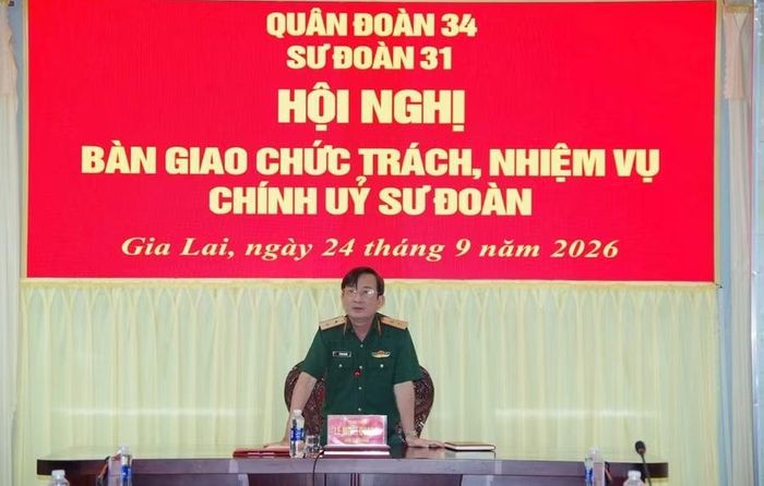 Trung tướng Lê Minh Quang - Chính ủy Quân đoàn 34 phát biểu tại hội nghị bàn giao. Ảnh: N.Hùng